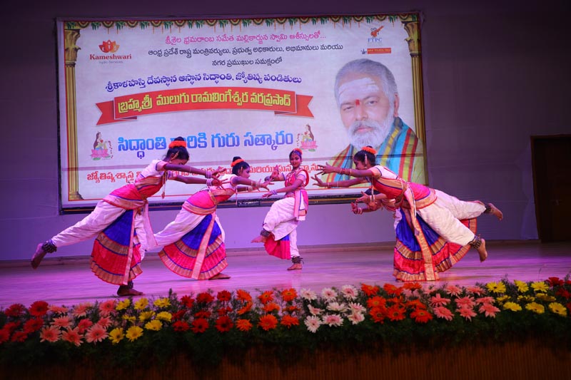 Sri Mulugu Ramalingeshwara Varaprasad Siddhanti was honoured with Jyotishyasastra Vignana Visharadha at Tummalapalli Kalakshetram, Vijayawada (85)